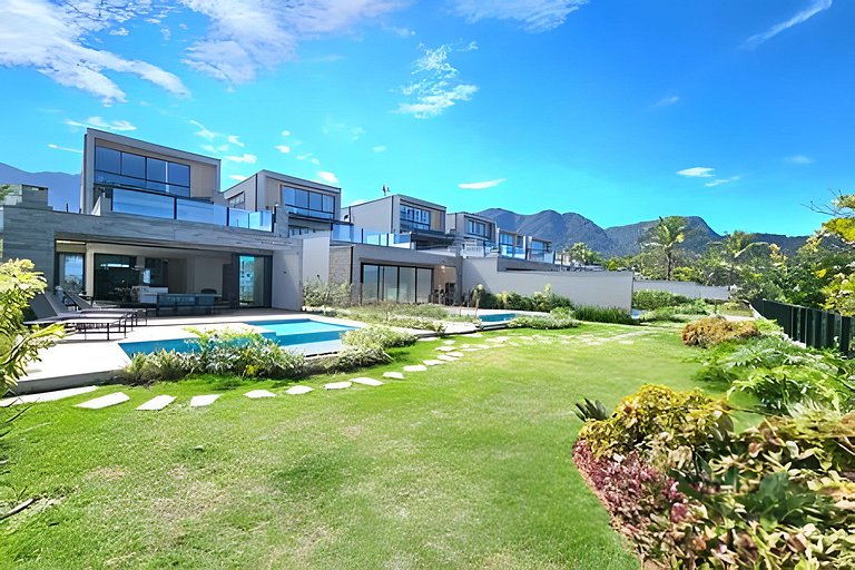 Casa Pé na Areia em Maresias | 4 Suítes e Piscina Privada