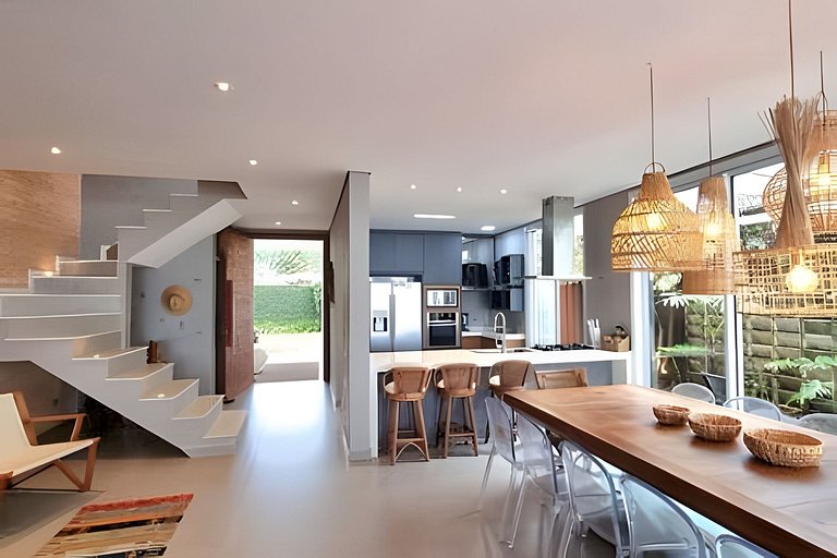 Villa de Luxo em Maresias | Acesso Privado à Praia e Piscina