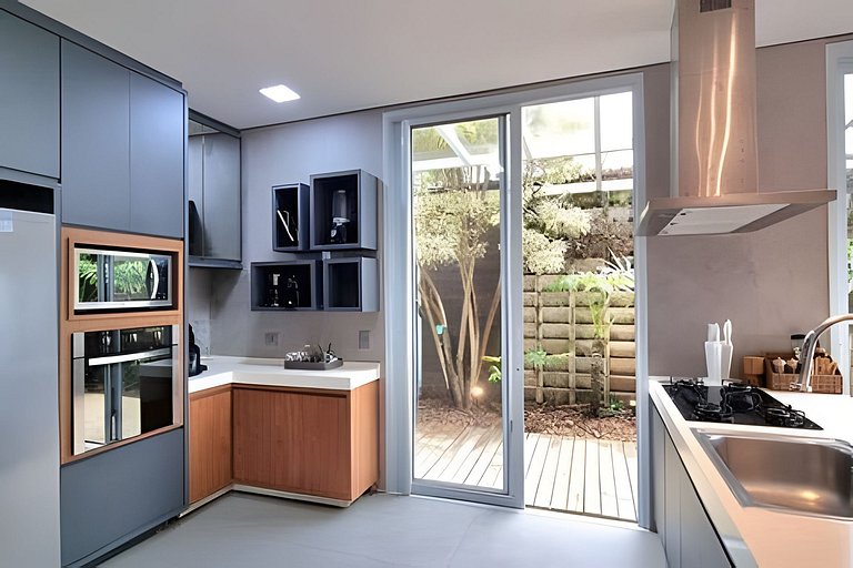 Villa de Luxo em Maresias | Acesso Privado à Praia e Piscina