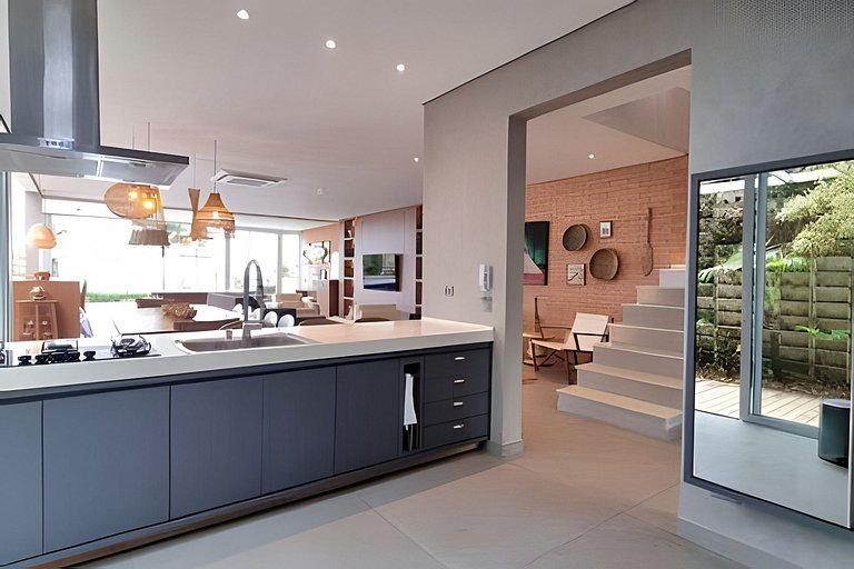 Villa de Luxo em Maresias | Acesso Privado à Praia e Piscina