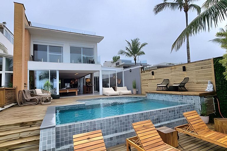 Villa de Luxo em Maresias | Acesso Privado à Praia e Piscina