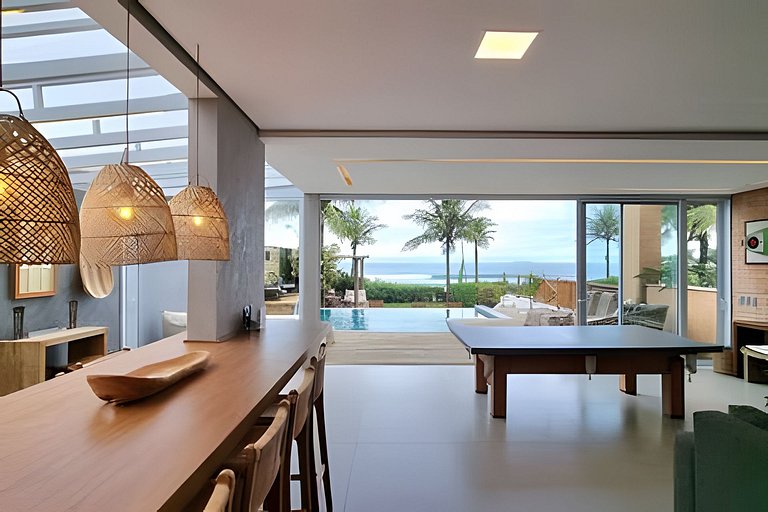 Villa de Luxo em Maresias | Acesso Privado à Praia e Piscina