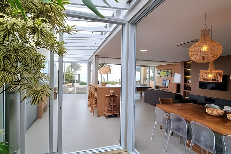 Villa de Luxo em Maresias | Acesso Privado à Praia e Piscina