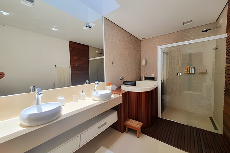 Villa de Luxo em Maresias | Acesso Privado à Praia e Piscina