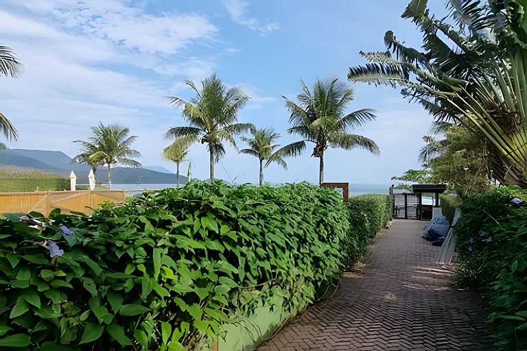 Villa de Luxo em Maresias | Acesso Privado à Praia e Piscina