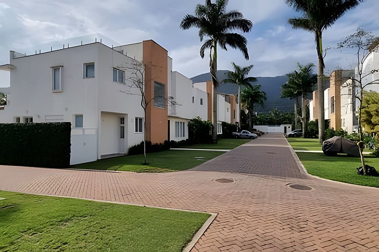 Villa de Luxo em Maresias | Acesso Privado à Praia e Piscina