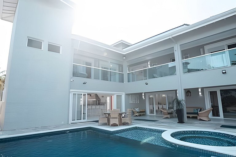 Casa c/ Piscina Pé na Areia em Guaratuba | 8 Suítes