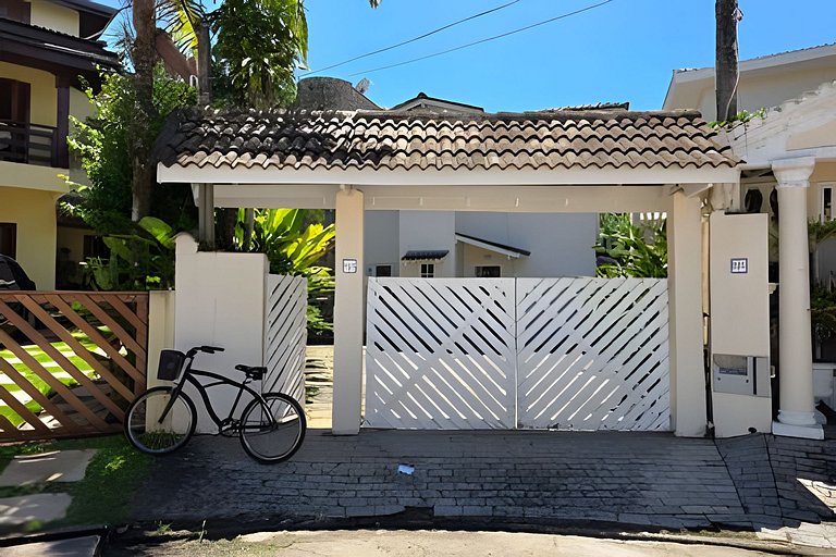Casa Pé na Areia c/ Piscina em Guaratuba p/ até 10 Pessoas