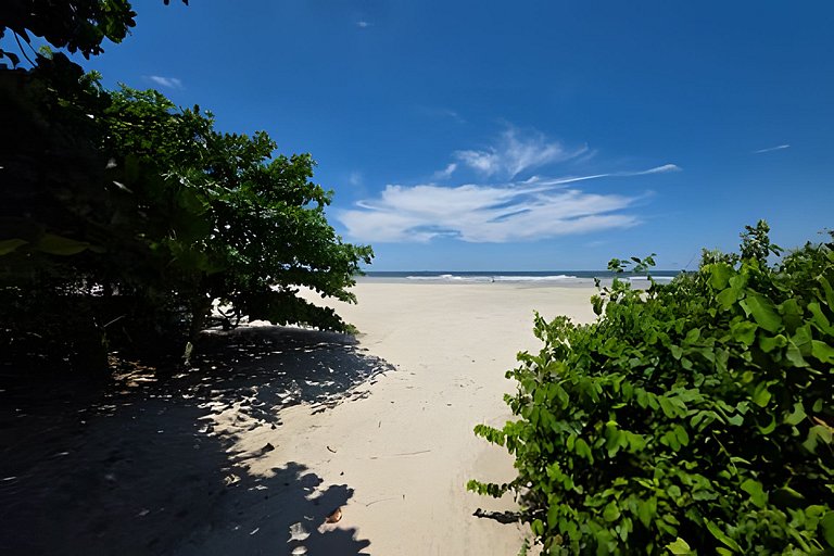Casa Colonial Frente Mar em Guaratuba | Gramado e Quiosque
