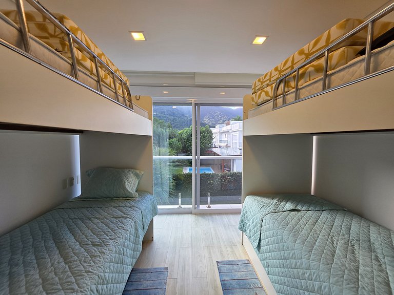 Joia Rara em Maresias: Residência Exclusiva Pé na Areia em C