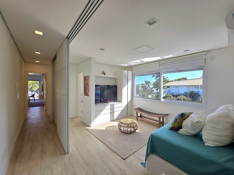 Joia Rara em Maresias: Residência Exclusiva Pé na Areia em C