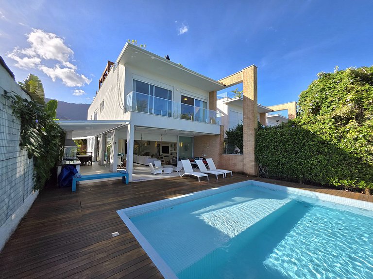 Maresias: Viva o Sonho - Casa Pé na Areia Exclusiva no Condo