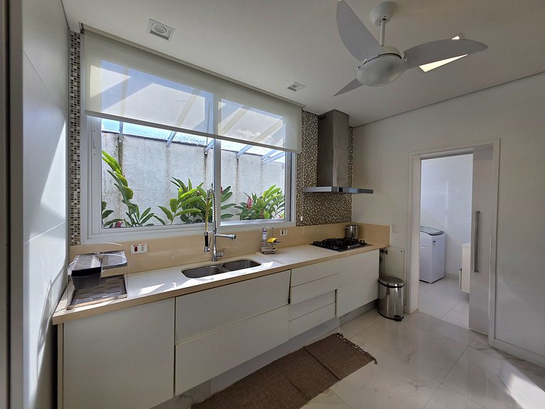 Joia Rara em Maresias: Residência Exclusiva Pé na Areia em C