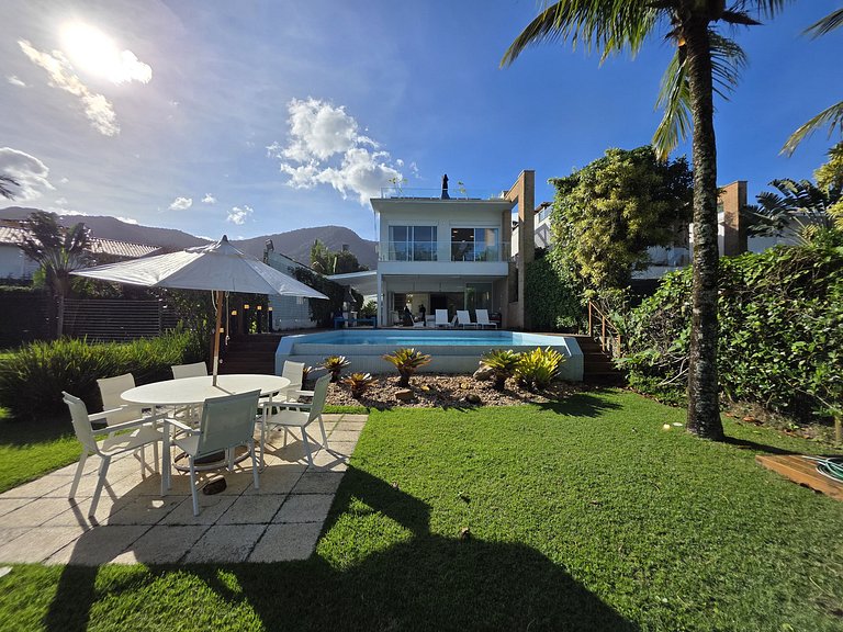 Maresias: Viva o Sonho - Casa Pé na Areia Exclusiva no Condo