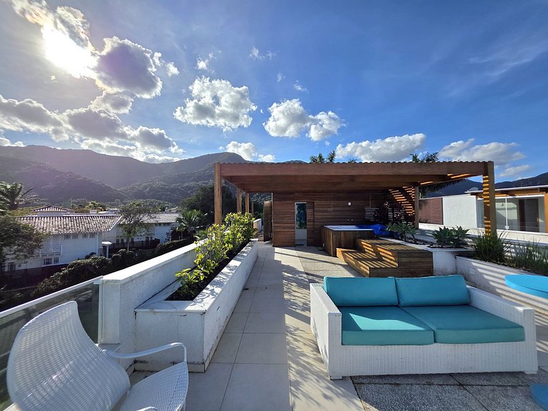 Joia Rara em Maresias: Residência Exclusiva Pé na Areia em C