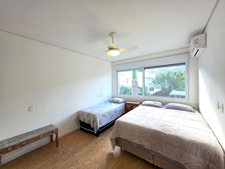 Villa de Luxo em Maresias | Acesso Privado à Praia e Piscina