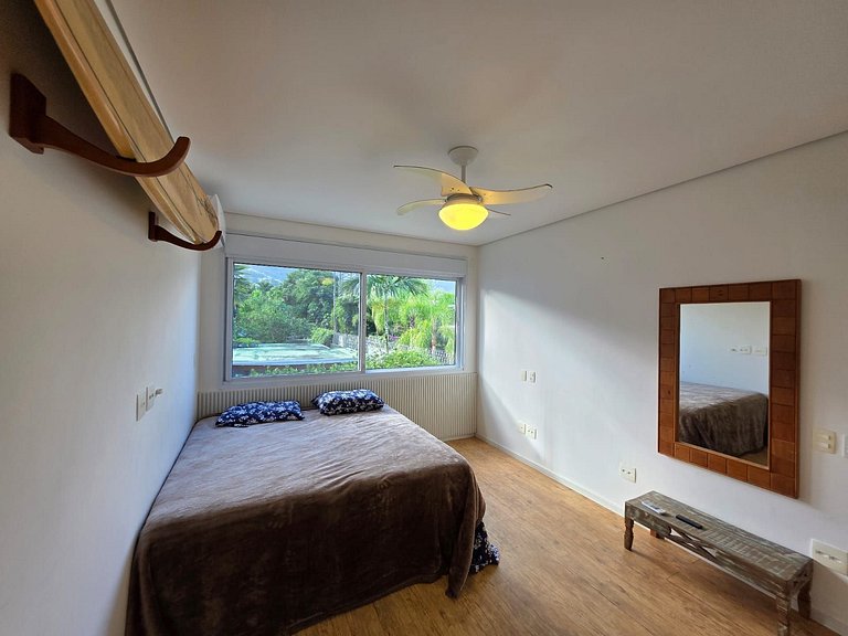 Villa de Luxo em Maresias | Acesso Privado à Praia e Piscina